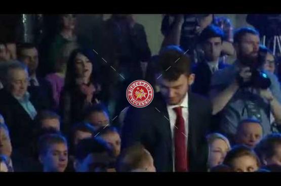 Илья Сорокин получает приз лучшему вратарю сезона КХЛ из рук Владимира Мышкина