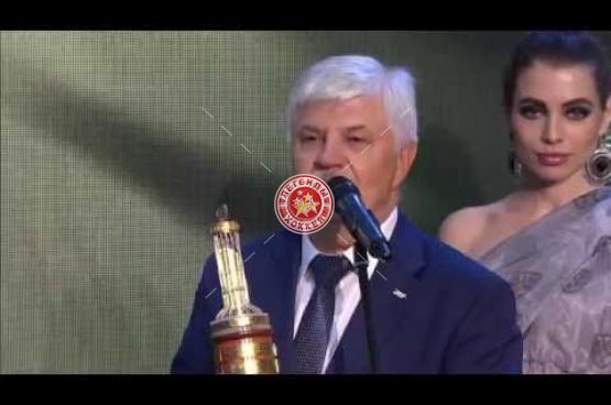 Владислав Третьяк награждает вице-президента ХК 